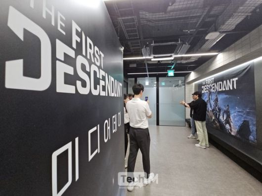 지난 21일 경기도 판교에서 열린 '퍼스트 디센던트' 미디어데이 행사에 참석한 넥슨게임즈 '퍼스트 디센던트' 이범준 PD와 주민석 크리에이티브 디렉터가 인터뷰를 마치고 기념촬영을 하고 있다. /사진=임경호 기자