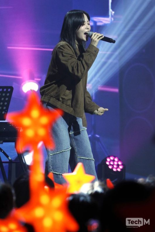 초대 가수 흰이 '마비노기' 20주년 기념 겨울 쇼케이스 '블록버STAR' 무대에서 공연을 하고 있다. /사진=임경호 기자