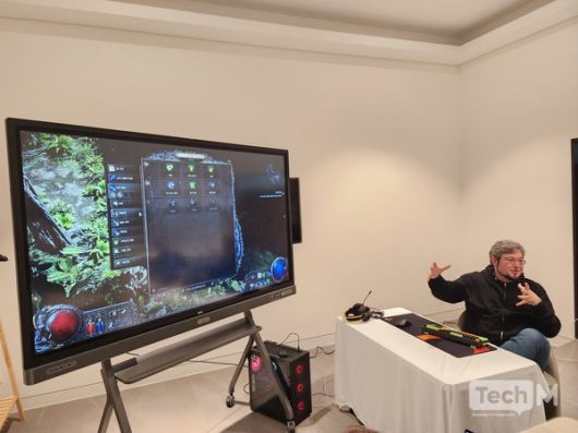 조나단 로저스 그라인딩 기어 게임즈 개발 총괄이 '패스 오브 엑자일2'를 직접 시연하며 게임을 소개하고 있다. / 사진=조성준 기자