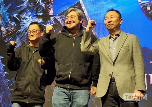 한상우 카카오게임즈 대표(오른쪽부터)와 조나단 로저스 그라인딩 기어 게임즈 개발 총괄, 김상구 카카오게임즈 사업 본부장이 \'패스 오브 엑자일2\' 기자간담회 후 기념사진을 촬영하고 있다. / 사진=조성준 기자