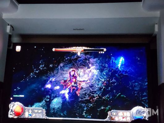 조나단 로저스 그라인딩 기어 게임즈 개발 총괄이 \'패스 오브 엑자일2\' 시연하는 모습.  / 사진=조성준 기자