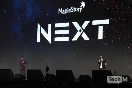 7일 오후 경기도 고양시 일산 킨텍스 제2전시장에서 '메이플스토리' 2024 겨울 쇼케이스 '넥스트(NEXT)'가 열리고 있다. 발표는 김창섭 국내 '메이플스토리' 총괄 디렉터(오른쪽)가 맡았다. /사진=임경호 기자