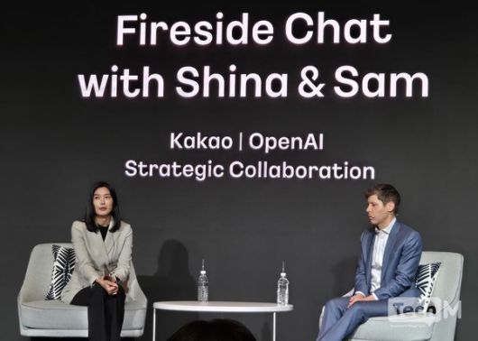 정신아 카카오 대표와 샘 올트먼 오픈 AI 대표가 대담을 진행 중이다 / 사진=배수현 기자