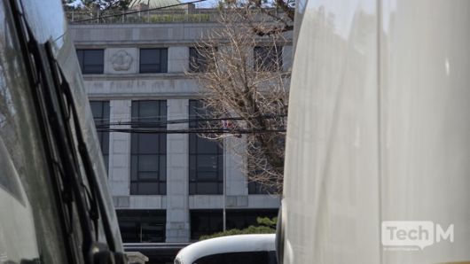 경찰 차벽 사이로 헌법재판소가 보이고 있다. / 사진=윤상호 기자