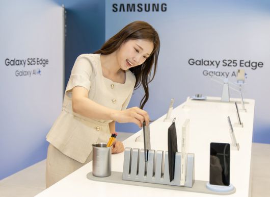 13일 '삼성 강남'에서 진행된 '갤럭시 S25 엣지' 공개 행사에서 모델들이 '갤럭시 S25 엣지' 제품을 소개하고 있다. /사진=삼성전자 제공