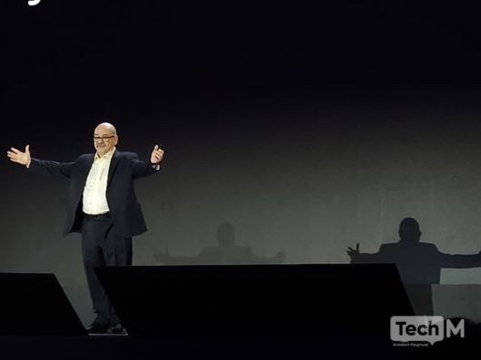 야세르 알사이에드 AWS 사물인터넷(IoT) 부문 부사장이 14일 서울 강남구 코엑스에서 열린 'AWS 서밋 서울 2025' 기조연설을 진행하고 있다. /사진=임경호 기자