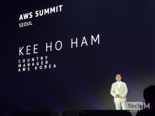 함기호 AWS 코리아 대표가 14일 서울 강남구 코엑스에서 열린 'AWS 서밋 서울 2025' 기조연설을 진행하고 있다. /사진=임경호 기자