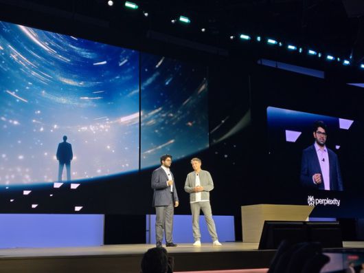 아라빈드 스리니바스 퍼플렉시티 CEO(왼쪽)와 크리스찬 클라인 SAP CEO가 'SAP 사파이어 2025' 행사 기조연설에서 협업에 대해 설명하고 있다. /사진=SAP 제공