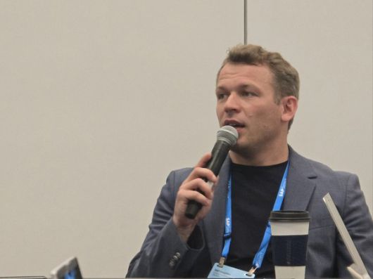 19일(현지시간) 미국 플로리다 올랜도에서 열린 연례 콘퍼런스 'SAP 사파이어 2025' 행사에서 아태지역 기자들과 만난 필립 헤르치히 SAP 최고기술책임자(CTO) 겸 최고 AI 책임자(CAIO)가 AI 전략에 대해 설명하고 있다. /사진=남도영 기자