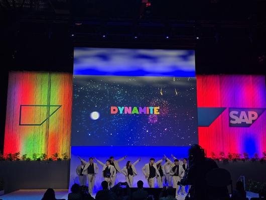 지난 19일(현지시간) 미국 올랜도 오렌지 카운티 컨벤션 센터 'SAP 사파이어 2025' 행사장에 SAP코리아 임직원들로 이뤄진 '하모니'팀이 K팝 공연을 펼치고 있다. /사진=남도영 기자