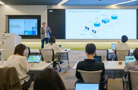 샘 워너 IBM 스토리지 부사장이 27일 열린 미디어 라운드테이블에서 지능형 스토리지에 대해 설명하고 있다 /사진=IBM 제공