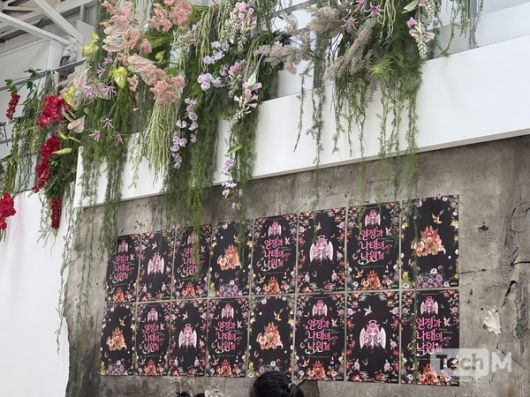 흰색 인테리어 공간에 꽃 장식이 싱그러움을 더한다. / 사진=서미희 기자