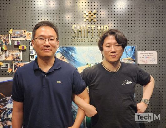 김형태 시프트업 대표(오른쪽)와 이동기 테크니컬 디렉터가 본사에서 인터뷰를 진행한 뒤 '스텔라 블레이드' PC버전의 흥행을 기원하며 기념사진을 촬영하고 있다. / 사진=조성준 기자