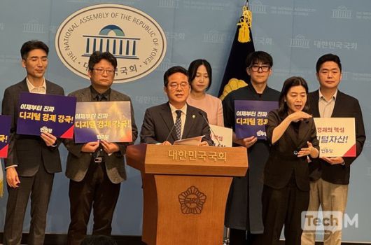 민병덕 더불어민주당 의원(왼쪽 세번째)과 디지털자산 전문가들이 10일 오전 11시 서울 여의도 국회 소통관에서 디지털자산기본법 대표발의 기자회견을 하고 있다. / 사진=서미희 기자