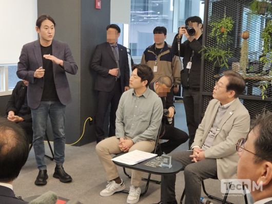 이재명 대통령이 후보 당시 강남구 퓨리오사AI 사무실을 방문해 백준호 대표의 설명을 듣고 있는 모습 /사진=임경호 기자