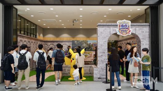 더현대 서울 '포켓몬 고' 오프라인 이벤트를 방문한 관람객들이 이벤트를 즐기고 있다. / 사진=조성준 기자