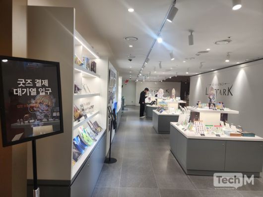 로스트아크의 미디어 전시 '빛의 여정'에 마련된 굿즈샵 전경. / 사진=조성준 기자