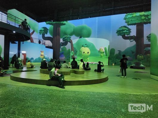 로스트아크의 미디어 전시 '빛의 여정' 전경. 로스트아크의 인기 캐릭터 '모코코'가 귀엽게 등장한다. / 사진=조성준 기자