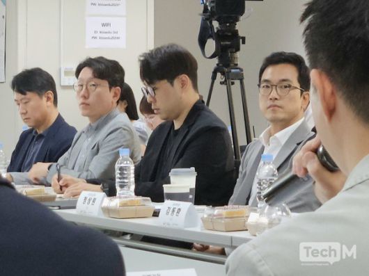 8일 류제명 과기정통부 제2차관이 참석한 '기업인들과 함께하는 AI 3대 강국 조기 실현 현장 간담회'에서 17개 기업인들이 참석해 정부에 각종 제안을 내놓고 있다. /사진=임경호 기자