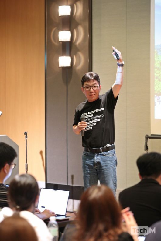 김유원 네이버클라우드 대표가 지난 9일 일본 오사카에서 열린 기자간담회에 참석해 네이버클라우드의 일본 B2B 시장 진출 성과를 설명하고 있다. /사진=임경호 기자