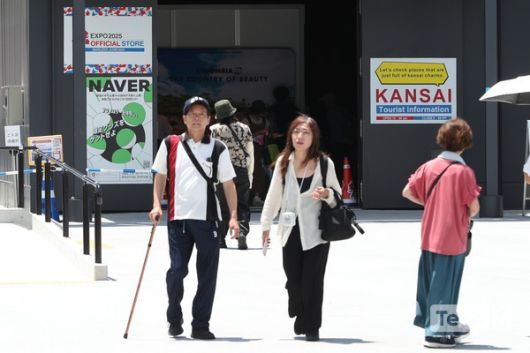 네이버클라우드가 지난 9일부터 사흘간 일본 오사카에서 열리는 '2025 오사카·간사이 엑스포'에 참가해 AI 기반 돌봄 서비스 '클로바 케어콜' 체험 부스를 마련하고, 디지털트윈 기술 접목 가능성을 선보였다. 사진은 10일 네이버클라우드 전시관을 나서는 노인의 모습. /사진=임경호 기자