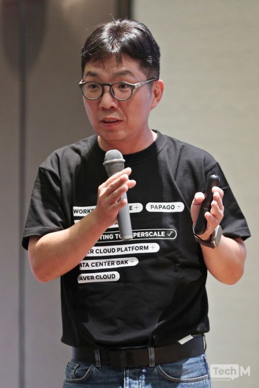 김유원 네이버클라우드 대표(오른쪽)가 지난 9일 일본 오사카에서 열린 기자간담회에 참석해 취재진과 이야기를 나누고 있다. /사진=임경호 기자