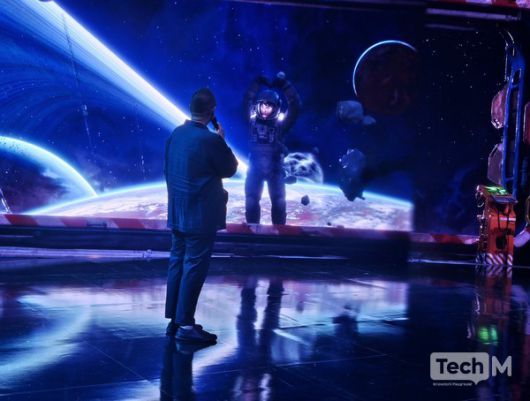 오한기 리얼타임 엔진 스튜디오 리더가 우주비행사와 소통하는 모습 / 사진=배수현 기자