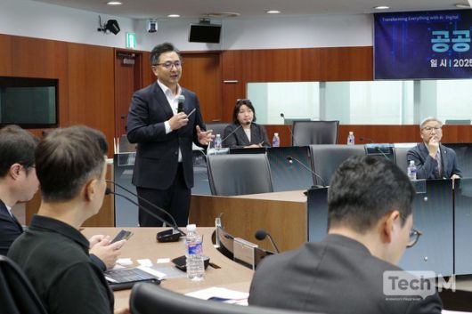 송호철 더존비즈온 대표가 14일 서울 중앙우체국에서 열린 과학기술정보통신부 '공공AX 선도를 위한 현장 간담회'에 참석해 발제하고 있다. /사진=임경호 기자