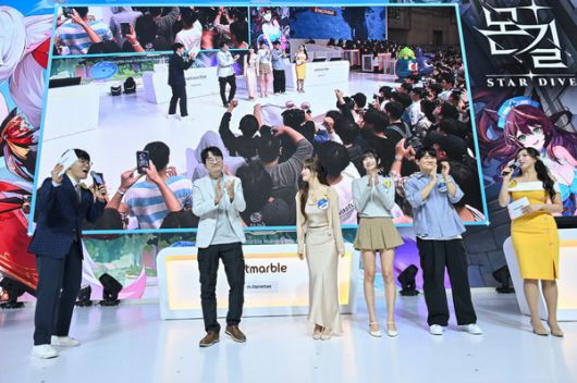 지난해 지스타 2024 현장에서 넷마블 '몬길: 스타 다이브' 인플루언서 대전이 진행되고 있다. 클템(왼쪽부터), 김성회, 박민정, 고말숙, 지존조세, 차보경 아나운서. / 사진=넷마블 제공