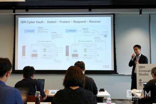 김경홍 한국IBM 파워 사업 총괄(상무)이 21일 서울 영등포구 여의도 국제금융센터 본사에서 열린 기자 간담회에 참석해 'IBM 파워 사이버 볼트' 솔루션 등 사이버보안 시장에서 IBM의 강점을 설명하고 있다. /사진=임경호 기자