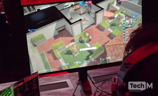 기자가 게임스컴 2025 현장에서 블라인드스팟을 시연해보고 있다. / 사진=허준 기자