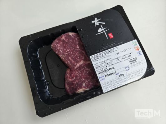 '컬리온리' 상품 중 하나인 한우가 진공포장된 상태로 도착됐다 / 사진=배수현 기자