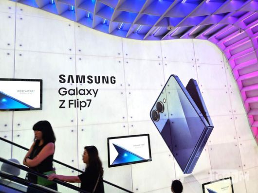 싱가포르 주요 번화가에 게시된 삼성전자의 갤럭시 Z 플립7 광고물 /사진=김소라 기자