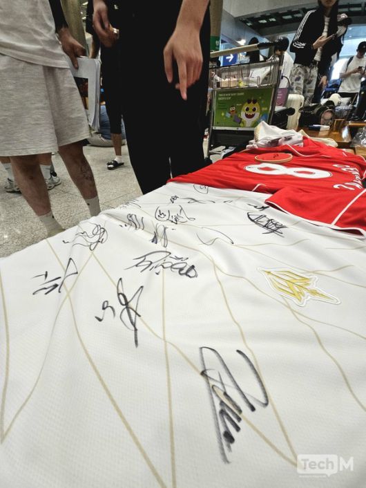 12일 오전 인천국제공항청사 제1터미널 국제선 도착 플랫폼으로 넥슨 '2025 아이콘매치: 창의 귀환, 반격의 시작' 출전 선수들이 입국한 뒤 스티븐 제라드와 카를레스 푸욜의 사인을 모두 받는데 성공한 팬이 유니폼을 펼쳐보이고 있다. /사진=임경호 기자