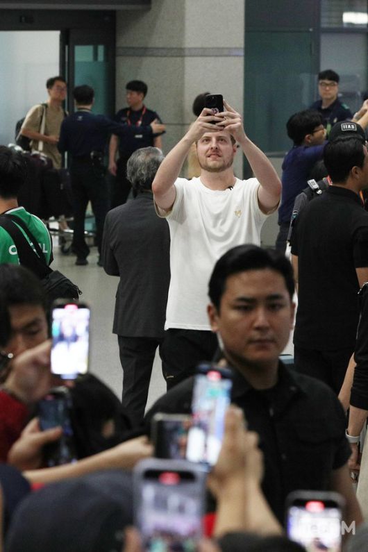 12일 오후 인천국제공항청사 제1터미널 국제선 도착 플랫폼으로 넥슨 '2025 아이콘매치: 창의 귀환, 반격의 시작'에 출전하는 호나우지뉴가 입국하자 곳곳에서 휴대폰을 들어 사진을 찍고 있다. /사진=임경호