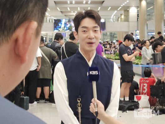 12일 오전 인천국제공항청사 제1터미널 국제선 도착 플랫폼으로 넥슨 '2025 아이콘매치: 창의 귀환, 반격의 시작' 출전 선수들이 입국한 뒤 박정무 넥슨 부사장이 언론 매체들과 인터뷰하고 있다. /사진=임경호 기자