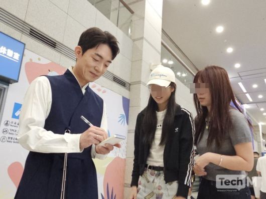 12일 오전 인천국제공항청사 제1터미널 국제선 도착 플랫폼으로 넥슨 '2025 아이콘매치: 창의 귀환, 반격의 시작' 출전 선수들이 입국했다. 박정무 넥슨 부사장은 선수들을 맞이한 뒤 현장을 떠나기 전 팬들의 사인 요청에 응하고 있다. /사진=임경호 기자