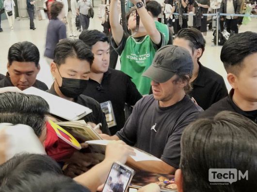 12일 오전 인천국제공항청사 제1터미널 국제선 도착 플랫폼으로 넥슨이 개최하는 '2025 아이콘매치: 창의 귀환, 반격의 시작' 출전 선수들이 입국하고 있다. 카를레스 푸욜이 경호원들에게 둘러싸여 이동하면서 팬들의 요청에 응하고 있다. /사진=임경호 기자