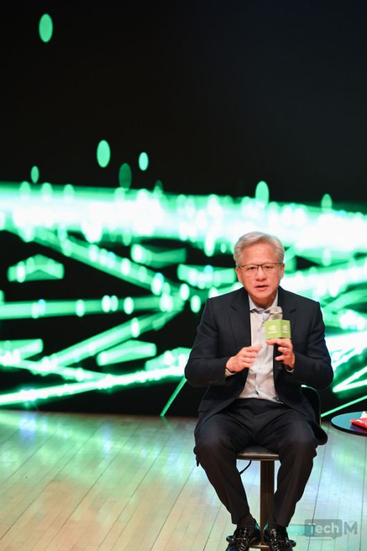 31일 경주 APEC CEO 서밋을 찾은 젠슨 황 엔비디아 최고경영자(CEO)가 기자들의 질문에 답하고 있다. /사진=남도영 기자