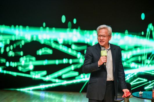 31일 경주 APEC CEO 서밋을 찾은 젠슨 황 엔비디아 최고경영자(CEO)가 기자들의 질문에 답하고 있다. /사진=남도영 기자