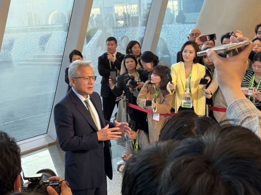 31일 경주 APEC CEO 서밋 현장에서 젠슨 황 엔비디아 CEO가 기자들의 질문에 답하고 있다. /사진=남도영 기자