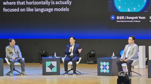 31일 서울 강남구 코엑스에서 열린 'SK AI 서밋 2025'에서 성낙호 네이버클라우드 하이퍼스케일AI 기술총괄(가운데)이 질문에 답하고 있다. /사진=윤상호 기자
