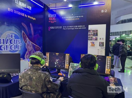 휴가 나온 군인이 친구와 함께 비버롹스 2025를 찾아 '더 매거스 서클' 게임을 시연하고 있다. / 사진=서미희 기자