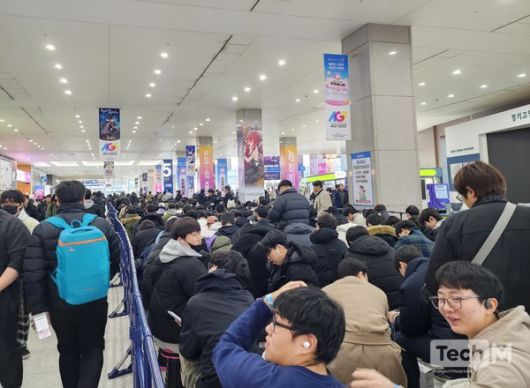5일 일산 킨텍스에서 열리는 'AGF 2025'에 입장하기 위해 관람객들이 대기하고 있다. / 사진=조성준 기자