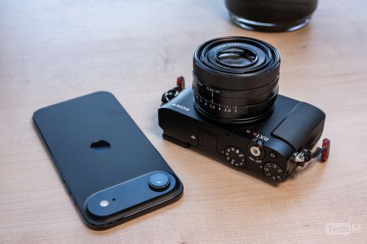 소니 렌즈 일체형 풀프레임 카메라 'RX1R III'와 아이폰 에어 /사진=테크M
