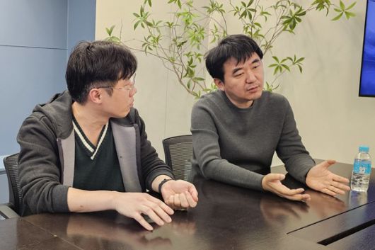 드래곤소드를 개발한 박정식 하운드13 대표(오른쪽)와 곽노찬 크리에이테브 디렉터. / 사진=웹젠 제공