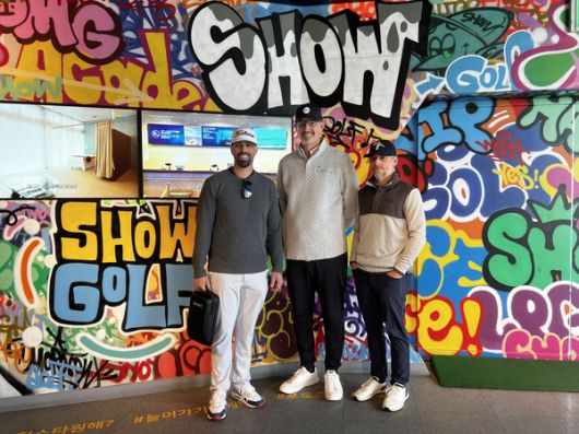 2024년 쇼골프 김포공항점을 방문한 로버트 반 스코욕 LA다저스 타격 코치 일행. / 사진=쇼골프 제공