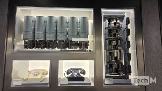 KT 온마루에 전시한 '백색전화'와 '청색전화'/사진=윤상호 기자