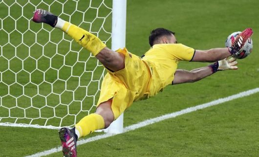 이탈리아의 유로 2020 우승을 확정한 승부차기에서 상대 슈팅을 막아내고 있는 골키퍼 지안루이지 돈나롬마. 돈나롬마는 이번 대회 MVP에 선정됐다. [사진=뉴시스]