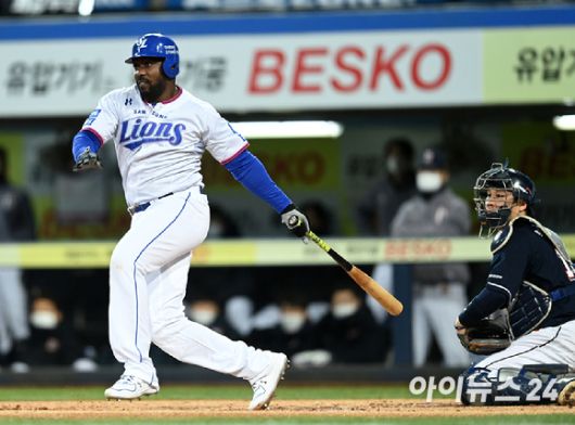 9일 오후 대구삼성라이온즈라이온즈파크에서 '2021 신한은행 SOL KBO리그' 삼성 라이온즈와 두산 베어스의 플레이오프 1차전이 진행됐다. 삼성 피렐라가 1회말 2사 1,2루 1타점 2루타를 치고 있다. [사진=김성진 기자]